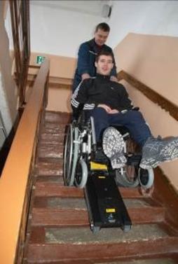 Автономное подъемное устройство для подъема по лестнице лиц на коляске